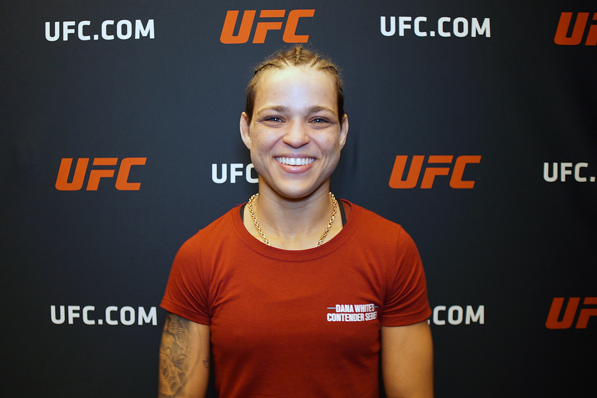 Eduarda Moura posa para fotos após ser contratada pelo UFC