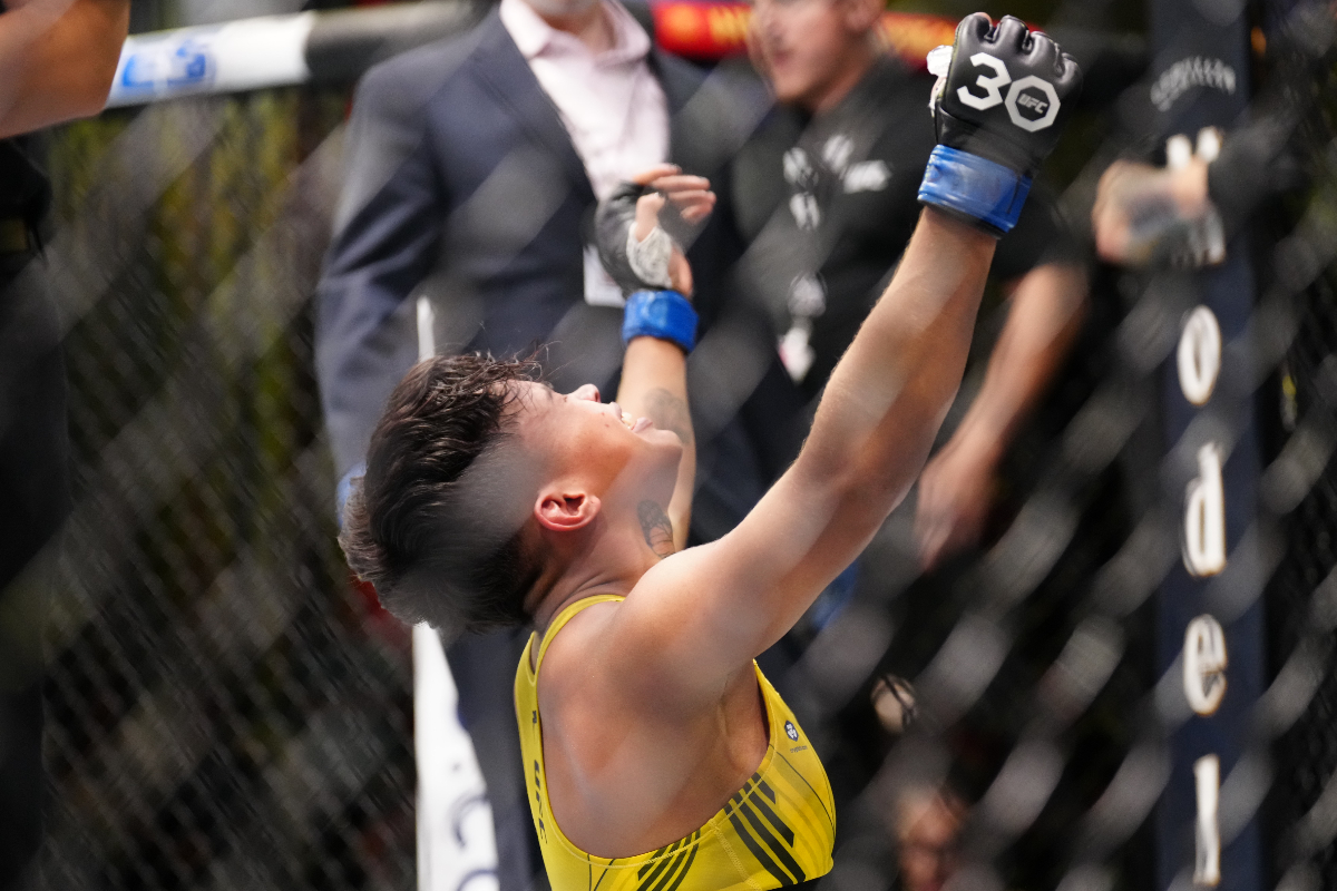 Iasmin comemora triunfo sobre Polyana Viana no UFC Vegas 78