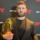 Jiri Prochazka segura o cinturão do UFC antes de entrevista