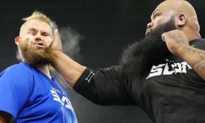 Layne Viernes (à direita) desfere golpe impactante em seu adversário no Power Slap 4