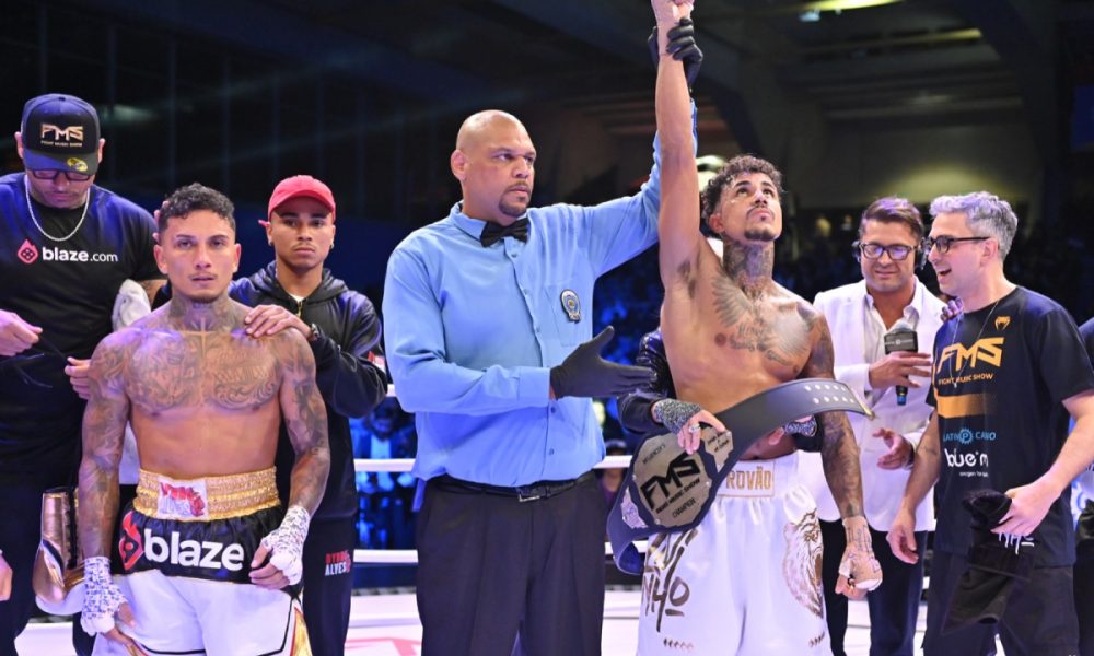 MC Livinho tem o braço erguido após o anúncio de sua vitória no FMS 3