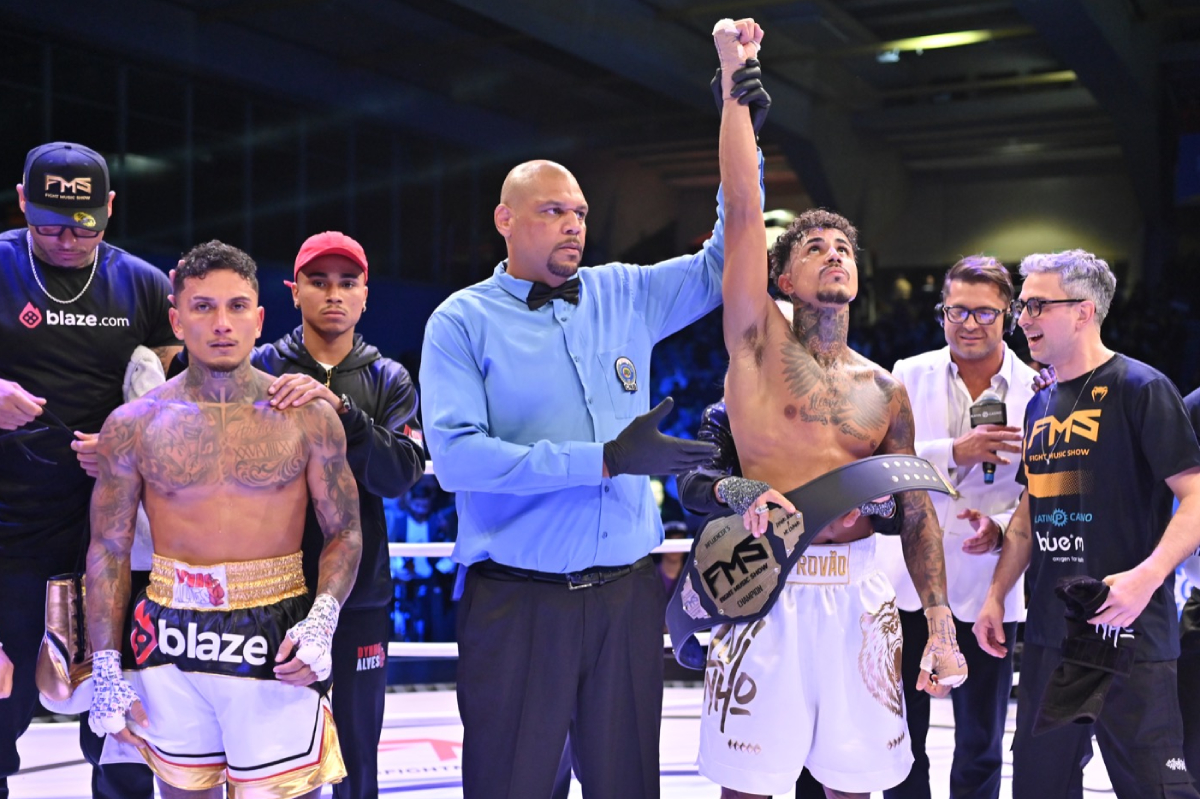 MC Livinho tem o braço erguido após o anúncio de sua vitória no FMS 3