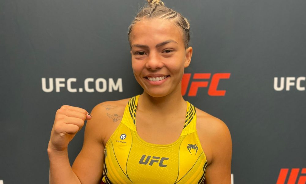 Com o punho erguido, Luana Santos comemora sua estreia com vitória no UFC