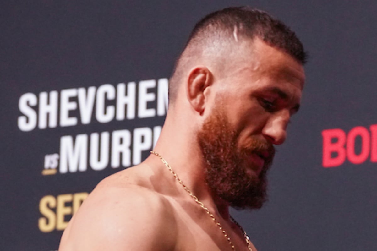 Cabisbaixo, Merab Dvalishvili participa de pesagem cerimonial do UFC