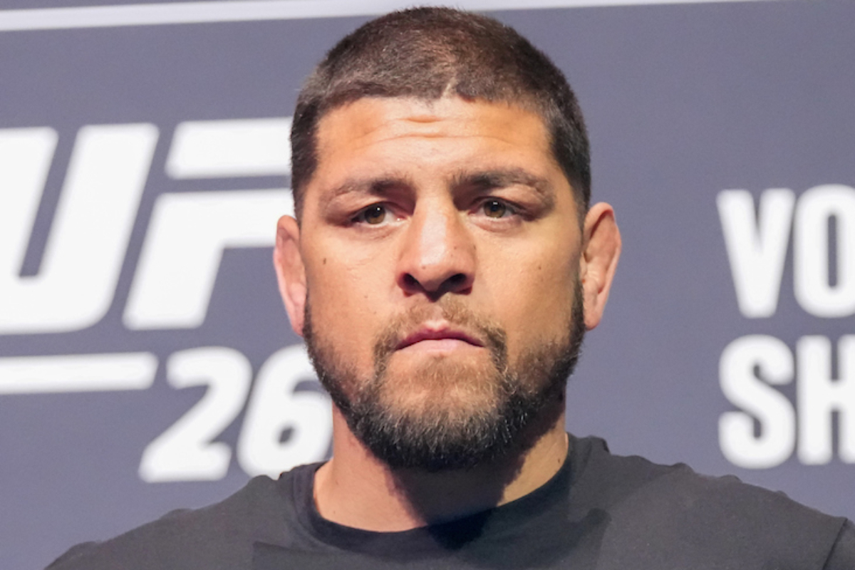 Nick Diaz com semblante fechando em coletiva do UFC