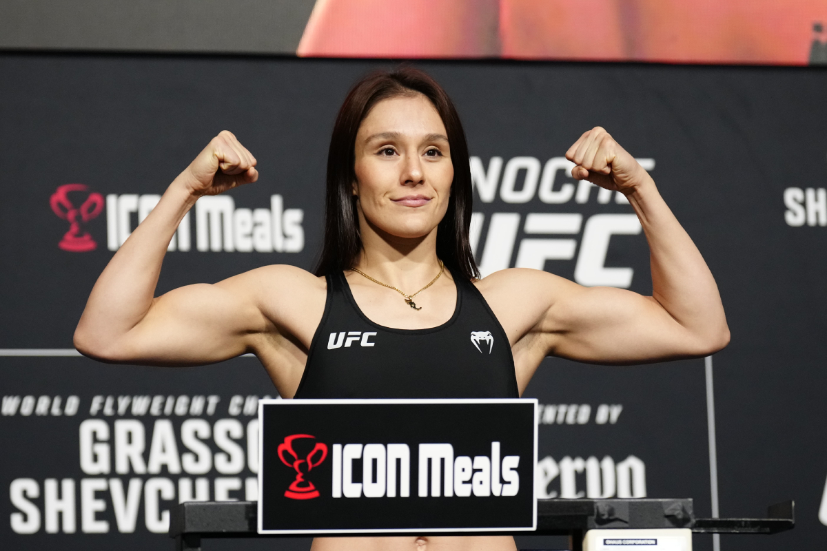Alexa Grasso posa na pesagem oficial do Noche UFC.