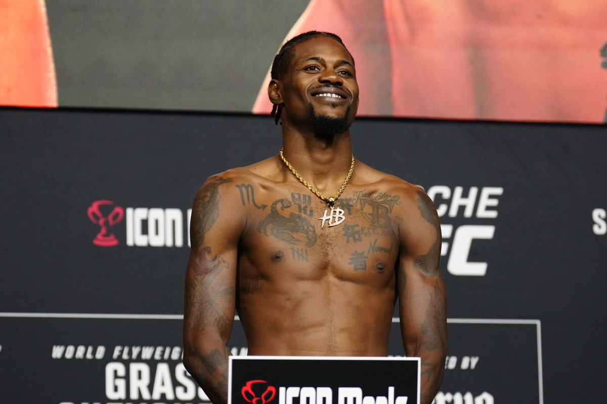 Kevin Holland posa na balança da pesagem oficial do Noche UFC.