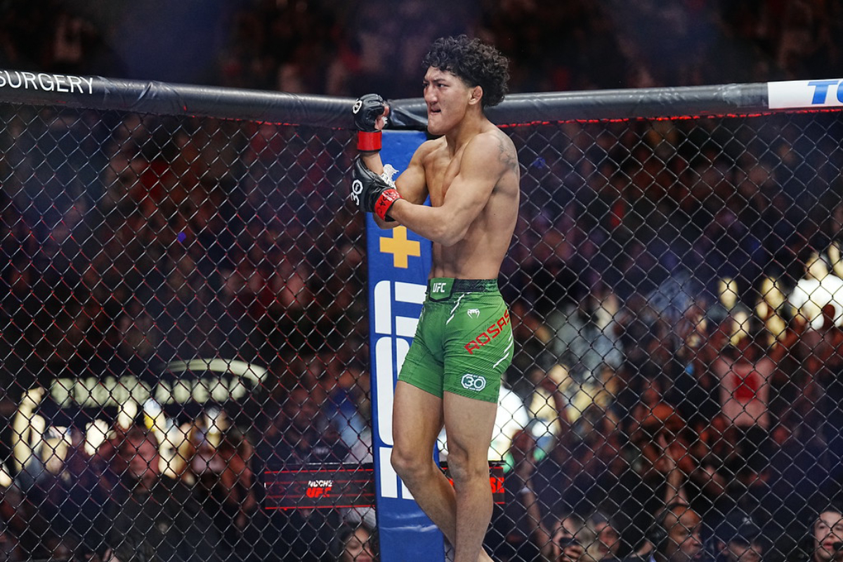 Raul Rosas Jr celebra vitória no Noche UFC.