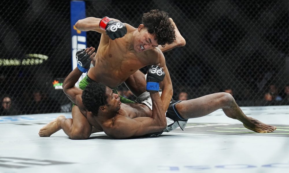 Raul Rosas Jr venceu Terrence Mitchell no Noche UFC.