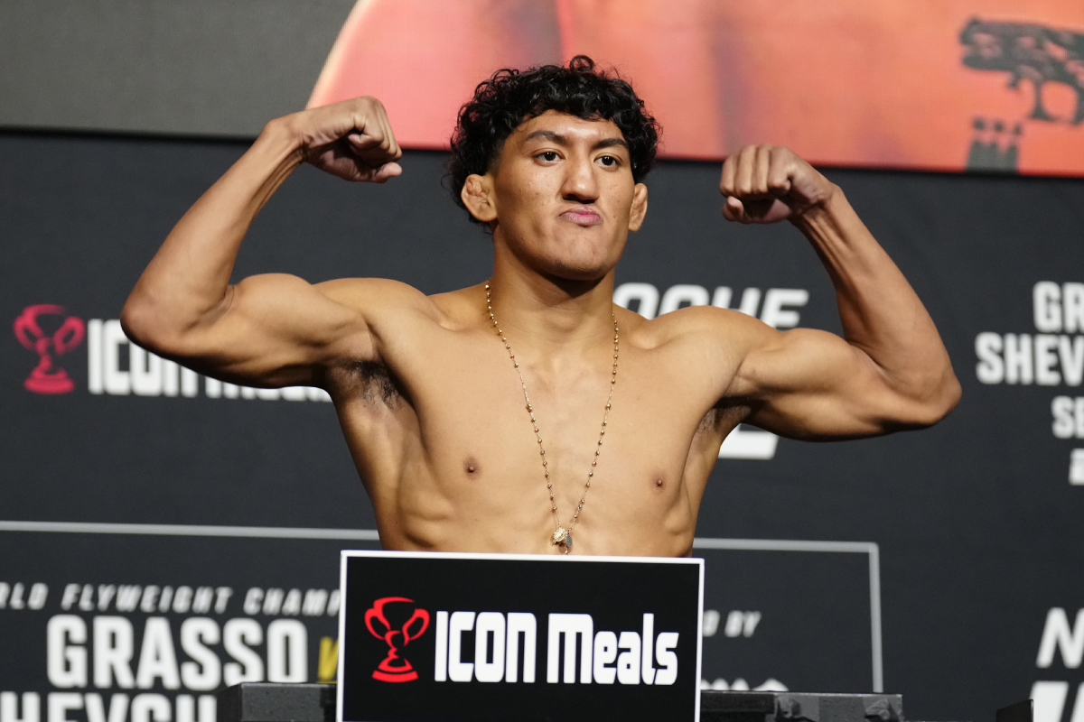 Raul Rosas Jr posa na balança da pesagem oficial do Noche UFC.