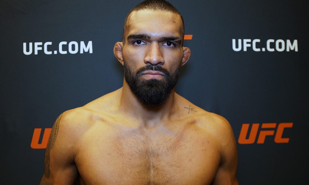 Derrotado na estreia, Brendson Ribeiro encara rival invicto no UFC Arábia Saudita