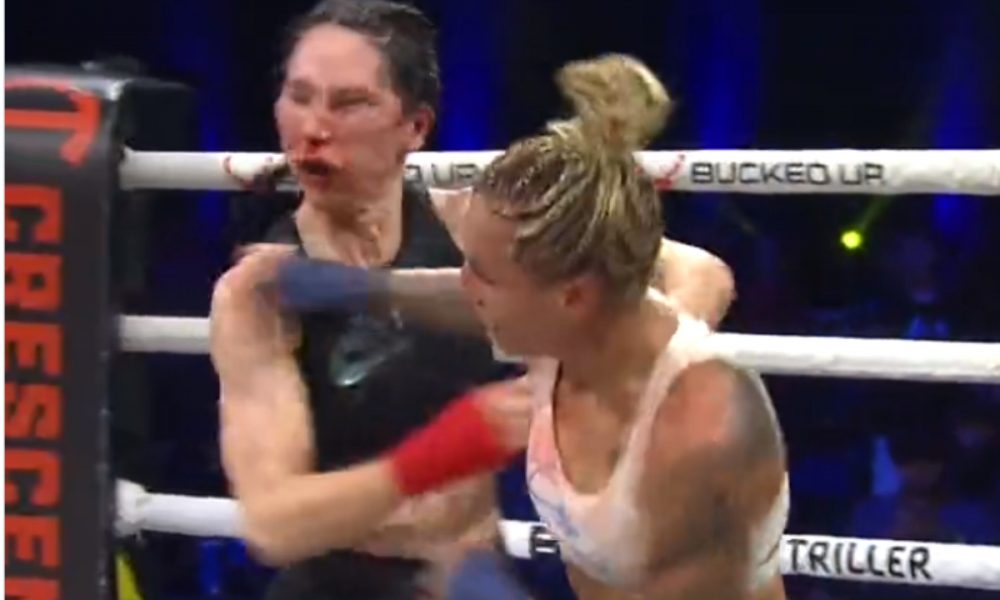 Atropelo! Lutadora arranca dente de rival durante luta de boxe sem luvas; veja