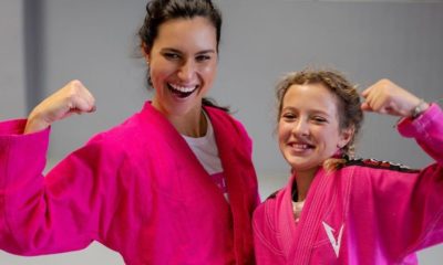 Cesalina Gracie posa ao lado de uma de suas alunas