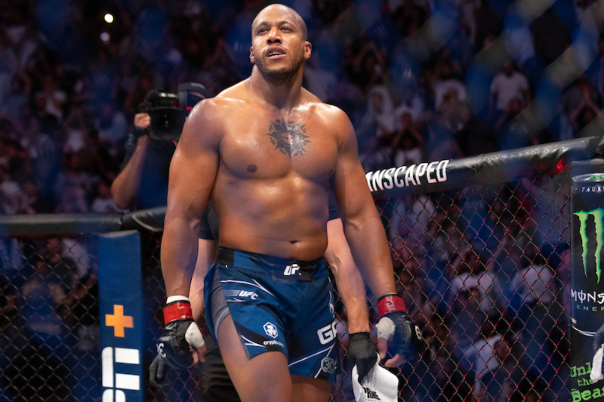 Ciryl Gane nocauteou no UFC Paris e permaneceu na elite do peso-pesado