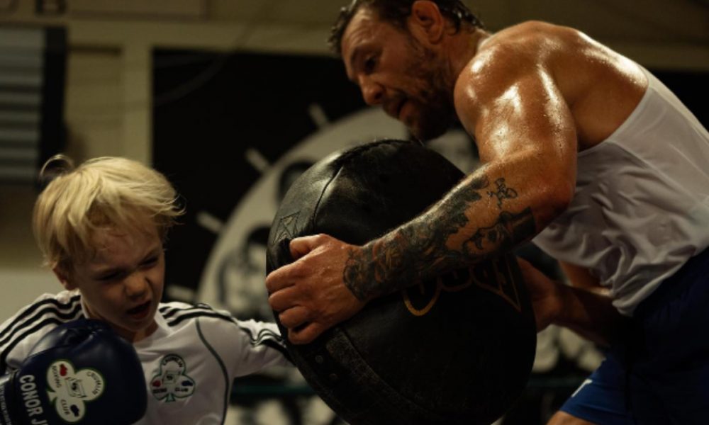 Futuro campeão? Conor McGregor registra treino de boxe com seu filho; veja