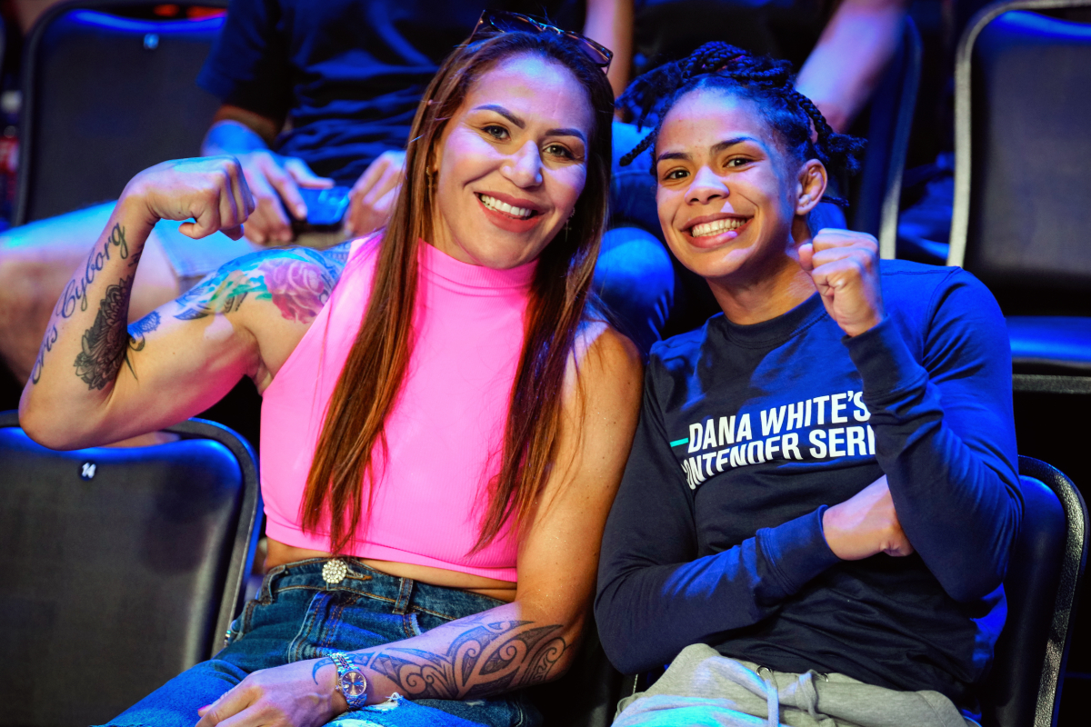 Dione Barbosa celebra com Cris Cyborg a vitória no Contender Series S07E05