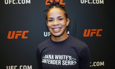 Dione Barbosa posa para fotos após vencer luta no Contender Series
