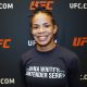 Dione Barbosa posa para fotos após vencer luta no Contender Series