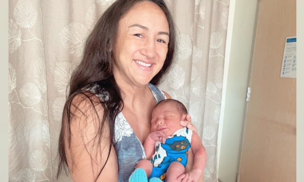 Carla Esparza posa com seu filho recém-nascido no colo