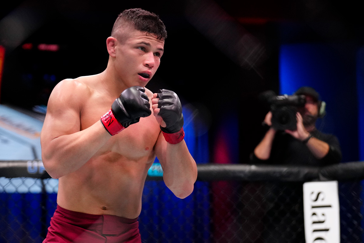 Jean Matsumoto encara adversário no meio do octógono do Contender Series