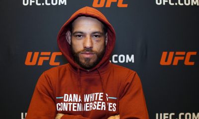 Jean Silva posa para fotos após vencer luta no Contender Series