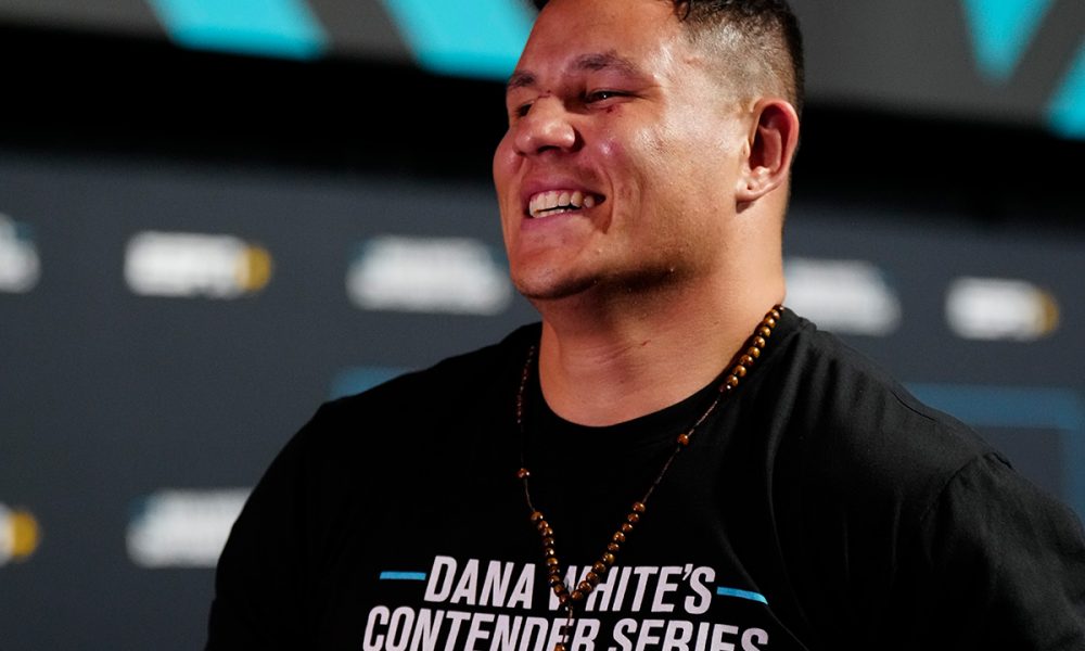 Jhonata Diniz celebra após receber o contrato com o UFC