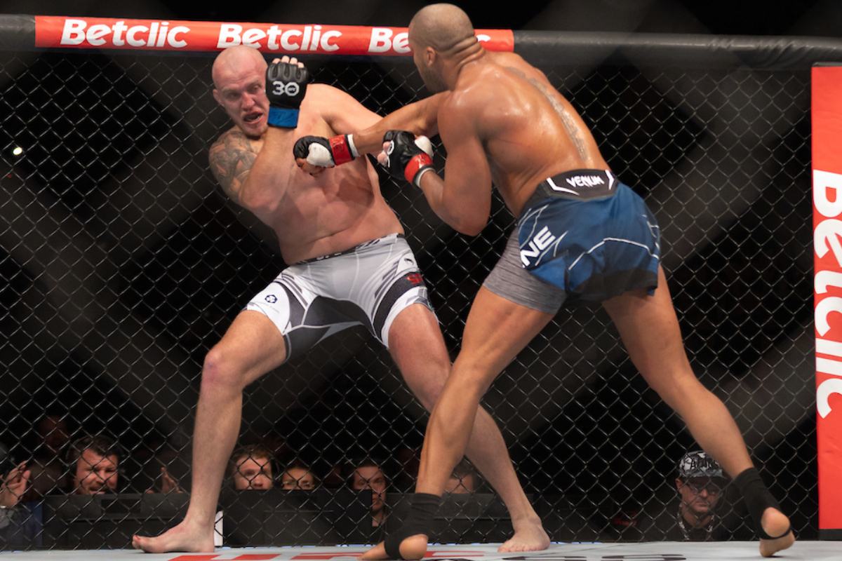 Sergey Spivak foi nocauteado por Ciryl Gane no UFC Paris