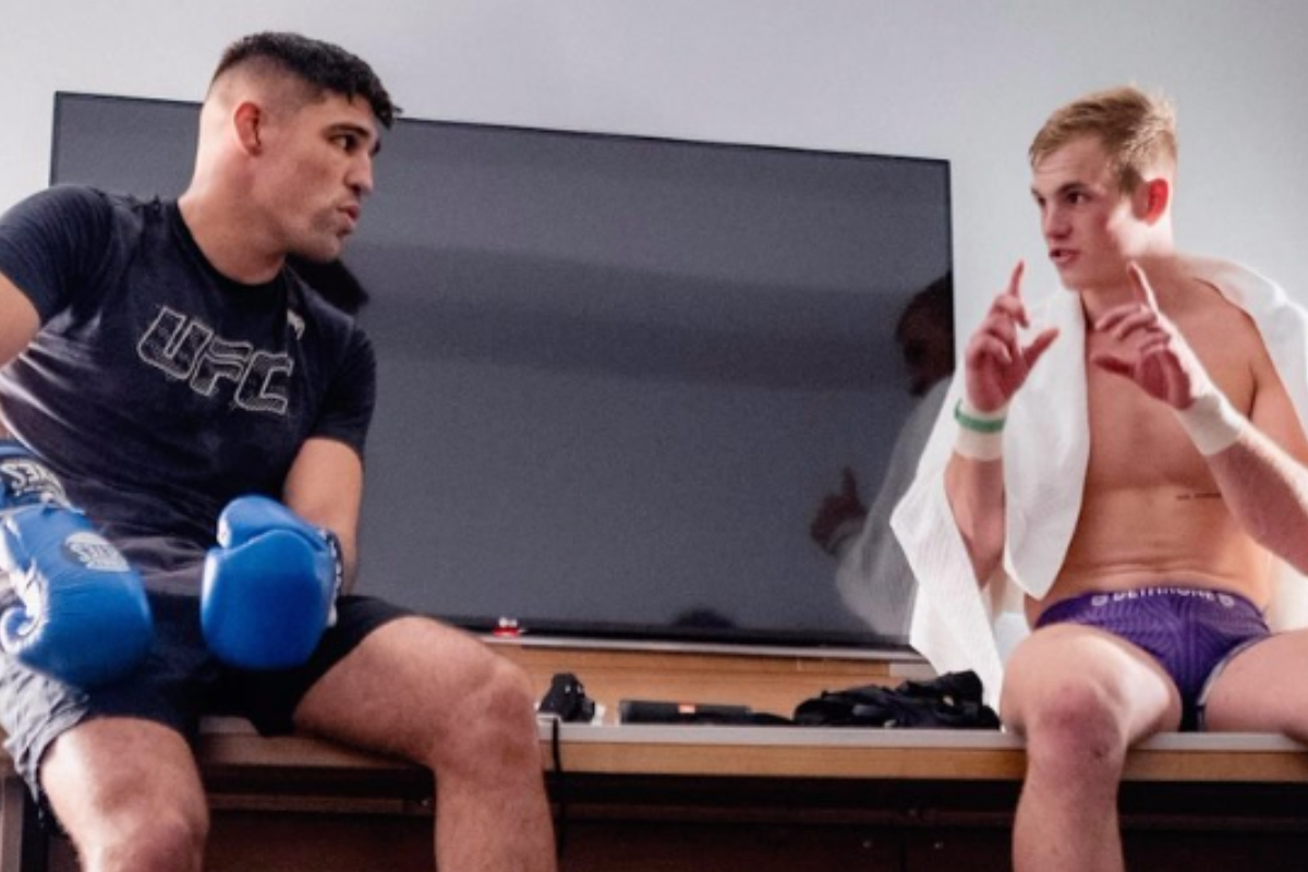 Vicente Luque e Ian Garry conversam após treino