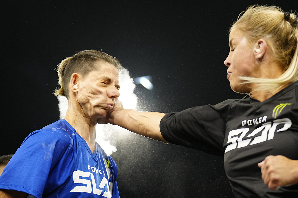 Francesca Sheena Szabo aplica forte tapa de direita em Christine Wolmarans durante o Power Slap 5