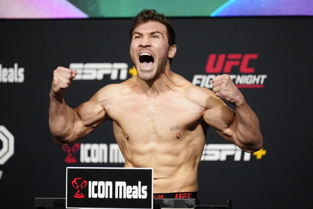 Ion Cutelaba vibra ao bater o peso para o UFC Vegas 80.