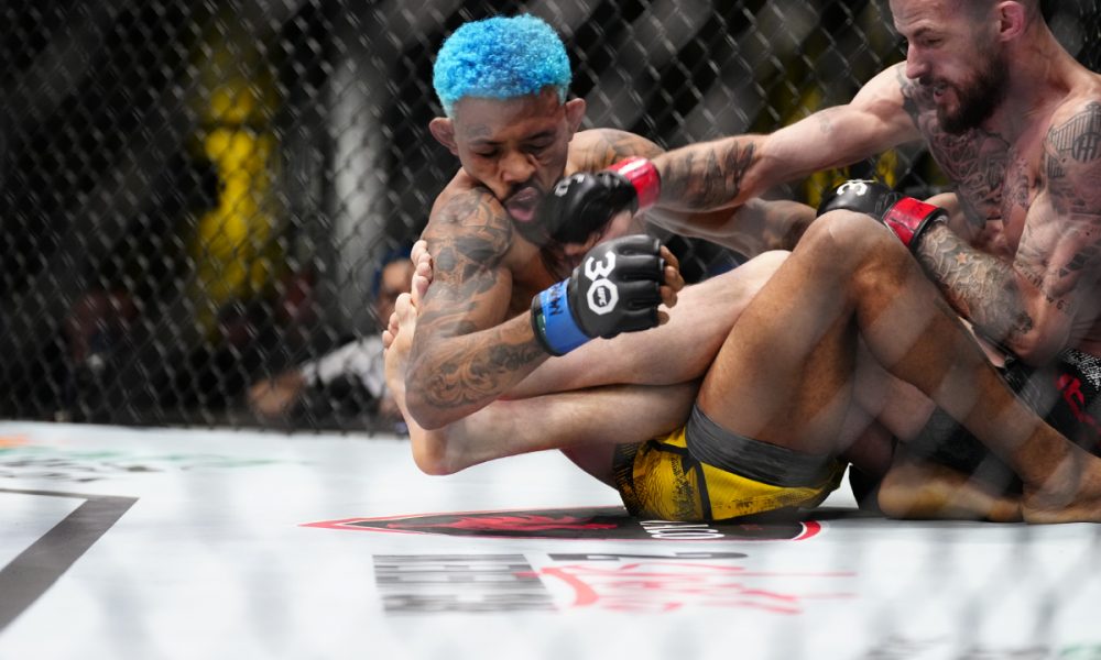 Mateus Bocão é acertado por Nate Maness no UFC Vegas 80.