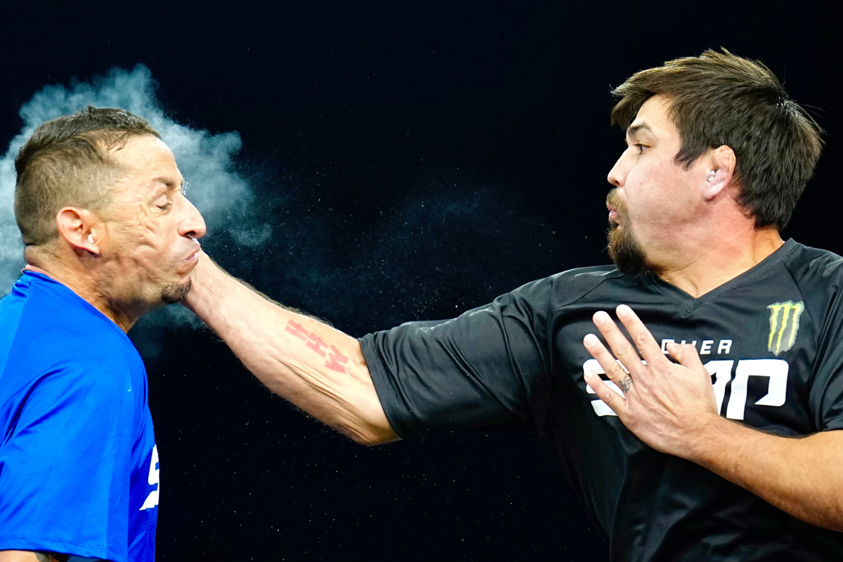 Atletas em ação na liga de tapa na cara Power Slap.