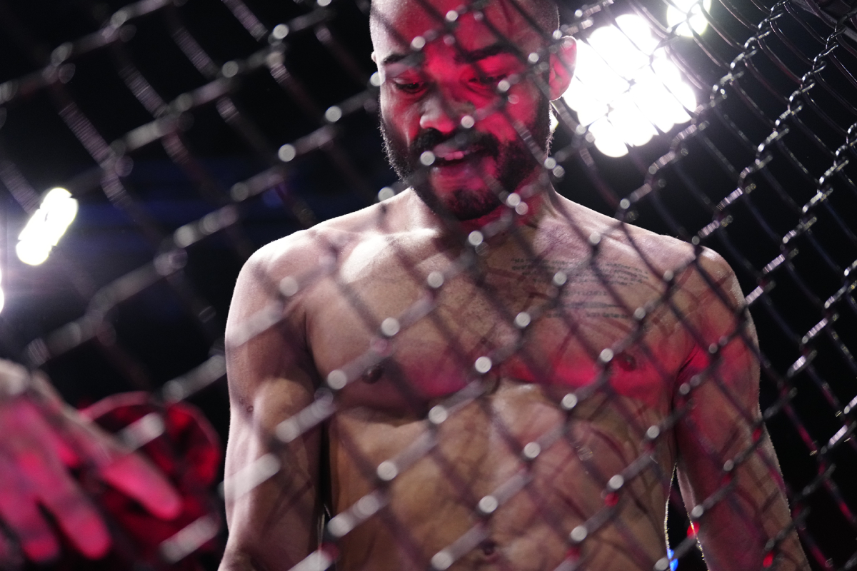 Victor Hugo comemora após vencer sua luta no Contender Series.