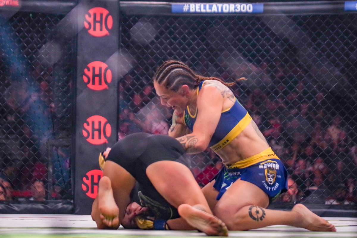 Cris Cyborg ataca Cat Zingano com socos no ground and pound