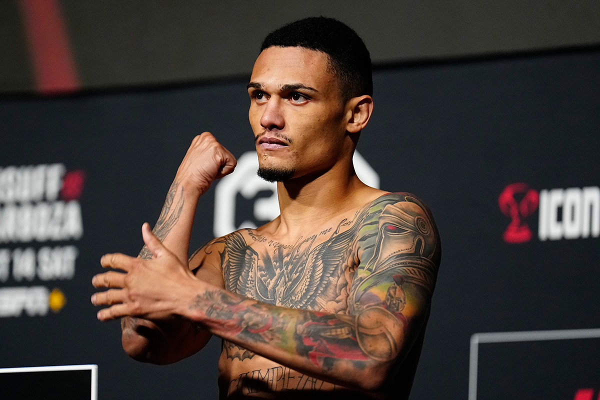 Daniel Lacerda Miojo posa para fotos após bater o peso no UFC Vegas