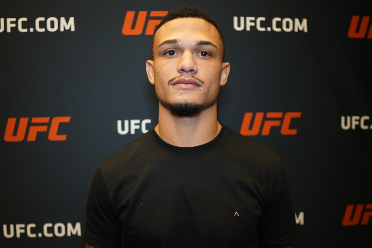 Daniel Miojo posa para foto após entrevista no media day do UFC Vegas 81