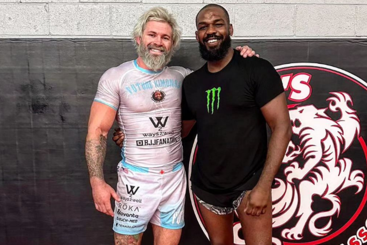 Gordon Ryan e Jon Jones posam lado a lado durante treino