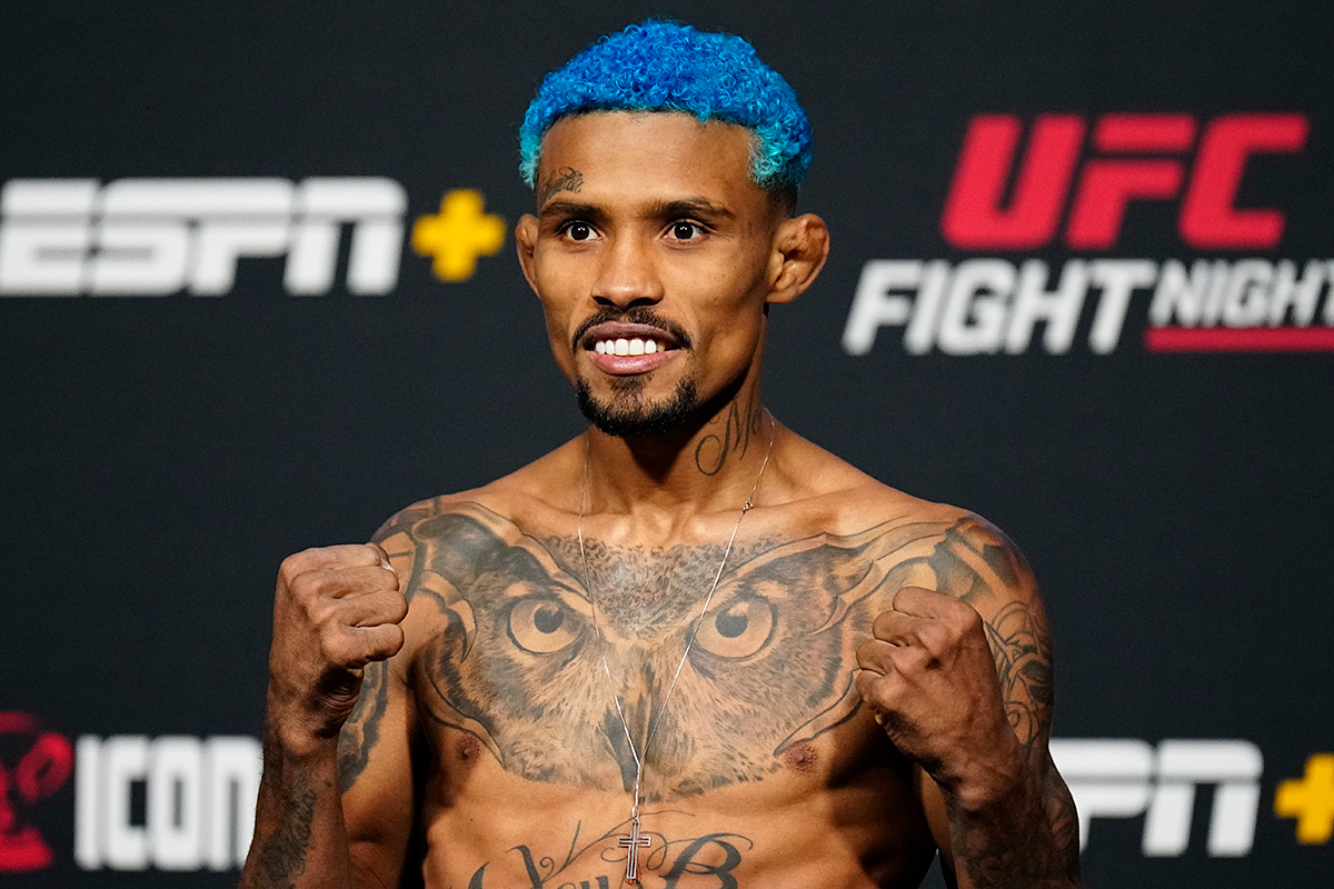 Mateus Bocão posa para fotos após vencer a balança no UFC Vegas 80