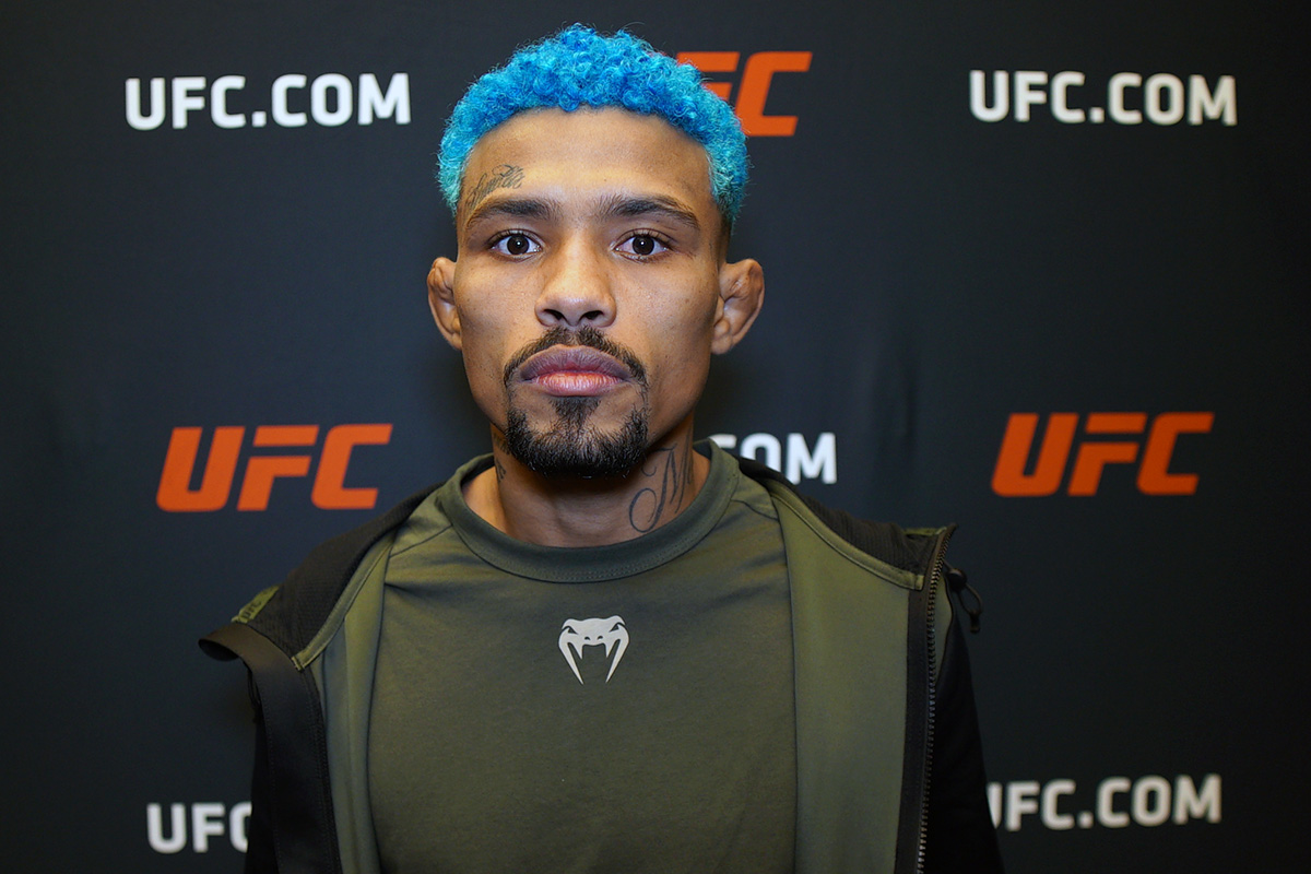 Mateus Bocão posa para foto após dar entrevista no UFC Apex