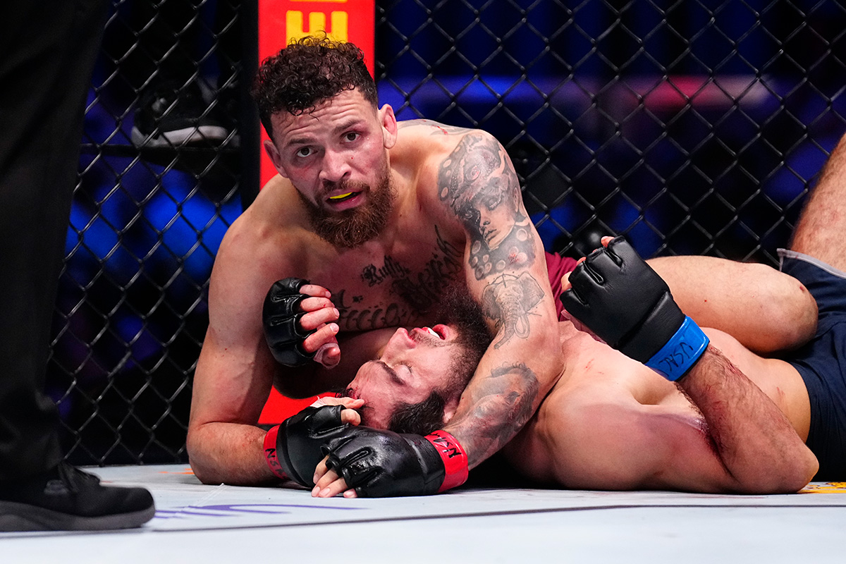 Maurício Ruffy olha para a câmera logo após o árbitro interromper seu duelo no Contender Series