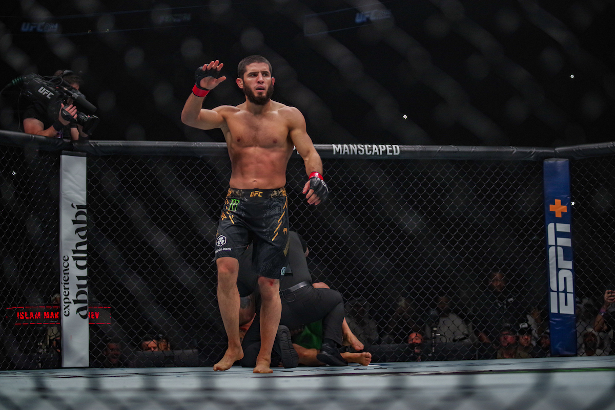 Makhachev comemora vitória sobre Volkanovski no UFC 294