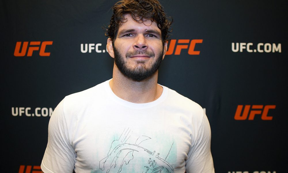 Philipe Lins posa para foto após dar entrevista no UFC Apex