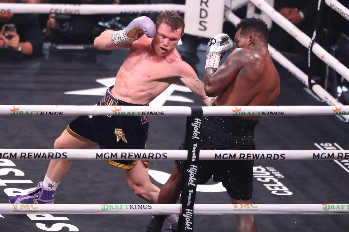 Saul Canelo golpeia o corpo de Jermell Charlo próximo às cordas