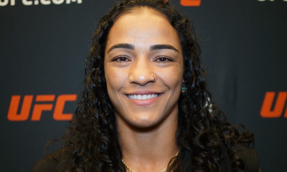 Vivi Araújo atua no UFC desde 2019