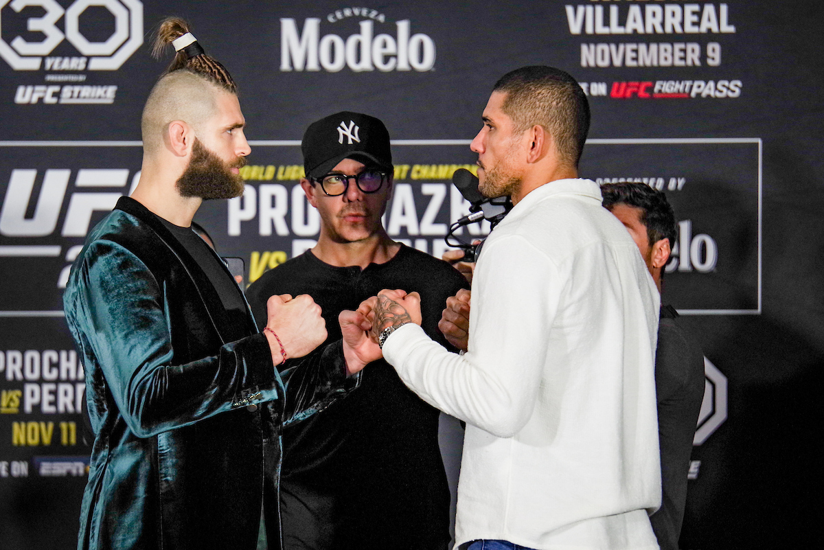 Jiri Prochazka (à esquerda) e Alex Poatan fazem encarada na coletiva de imprensa do UFC 295.
