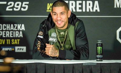 Alex Poatan sorri no media day do UFC 295.
