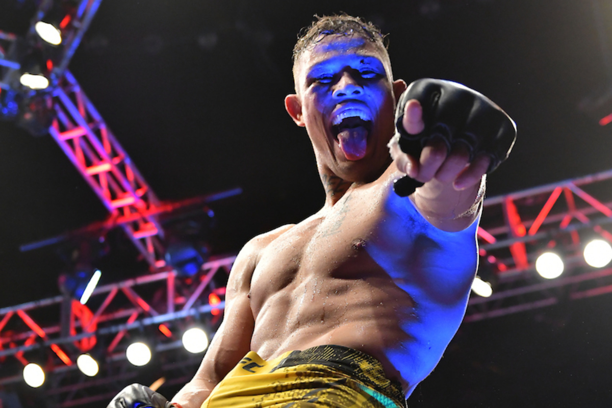 Caio Borralho comemora vitória sobre Abus Magomedov no UFC São Paulo.