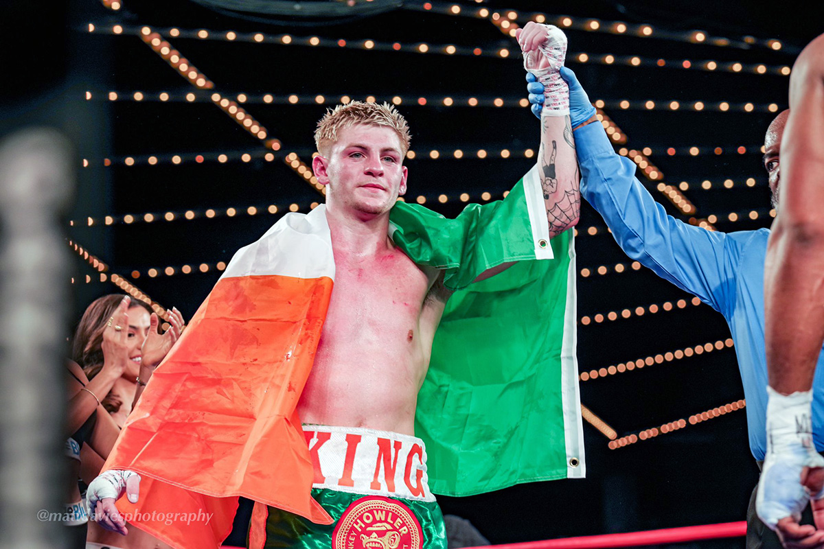 Callum Walshtem o braço erguido após o anúncio de sua vitórias em Nova York