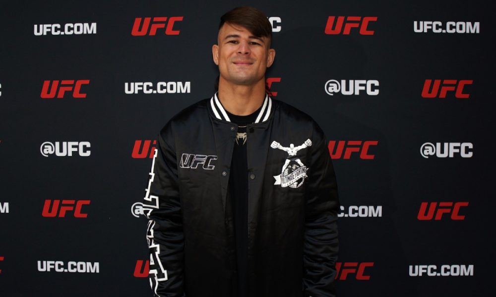 Diego Lopes convida sobrevivente de queimadura para pesagem cerimonial do UFC 295; veja