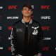Diego Lopes posa para foto no media day do UFC 295.